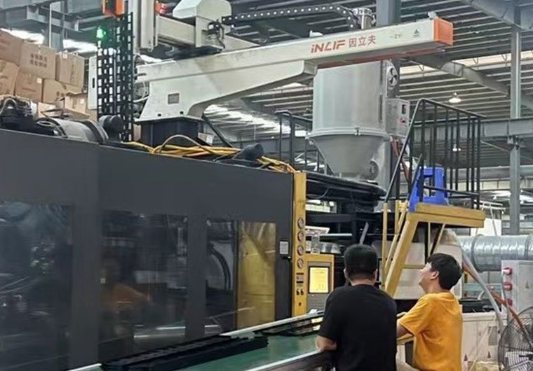 Plastic injection molding production equipment